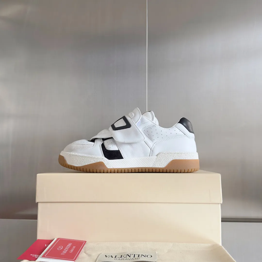 [Valentino] P: 880💰 Couple model, size: ▪️Size: Women's model 35-40 / Men's model 39-44 (45 customized) Valentino Valentino Couple model Joie de Jouer series Velcro Thick sole Bread shoes Couple model Casual sports shoes White shoes Original purchase and development Production Joie de Jouer series The style is simple but not out of style. The pure white base is paired with fresh green and soft beige, and the unique Velcro design highlights your personality. Every detail tells the fashion and quality. Wear it, take a confident step, and start the fashion journey. Exquisite packaging at the delivery counter🛍📦 ▪️Fabrics: Original custom imported first-layer cowhide ▪️Inner lining: Original custom-made soft sheepskin lining ▪️Outsole: Original open-molded anti-slip TPU material ▪️Sole thickness: 3.5CM